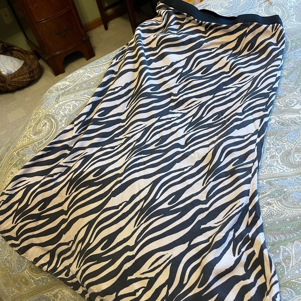 URBAN Romantics Black and Cream Maxi Skirt